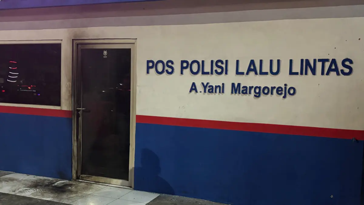 Terdapat bekas terbakar di Pos Polisi Lantas Ahmad Yani Margorejo Surabaya usai diduga dilempar bom molotov. (Ardini Pramitha/JawaPos.com) - Image