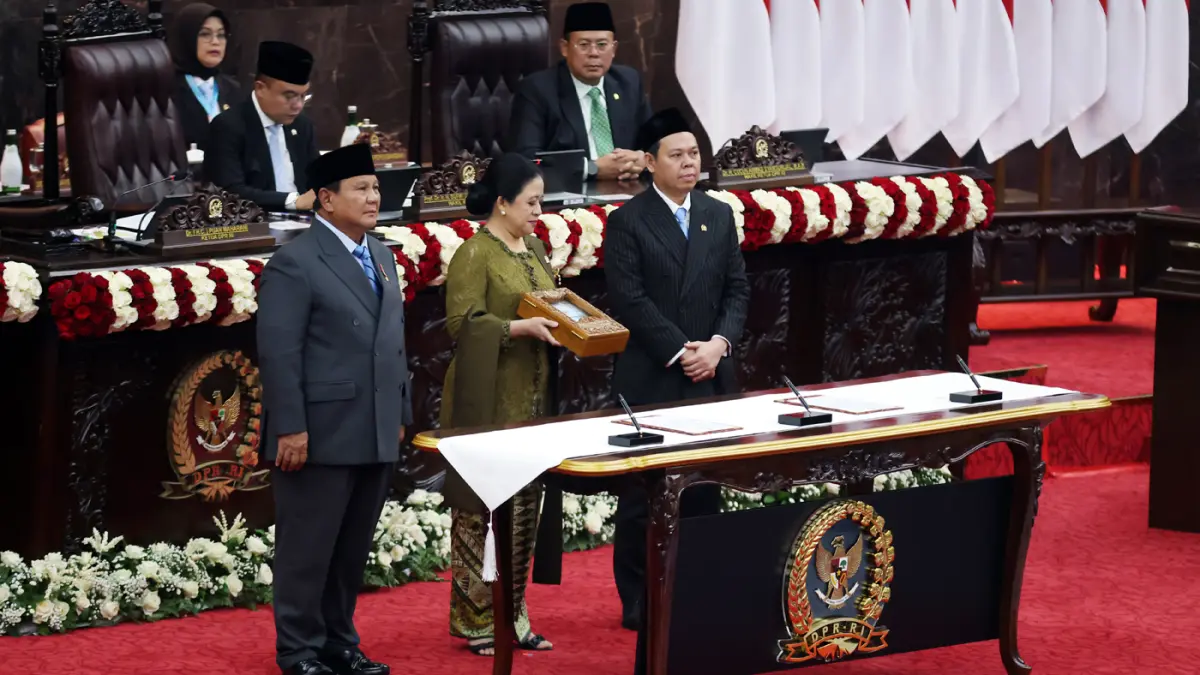 Presiden Prabowo Subianto (kiri) bersama Ketua DPR Puan Maharani (tengah) dan Ketua DPD Sultan Bachtiar Najamudin menunjukkan dokumen pengantar RUU tentang APBN Tahun Anggaran 2027 beserta Nota Keuangan dalam Rapat Paripurna Pembukaan Masa Persidangan I D
