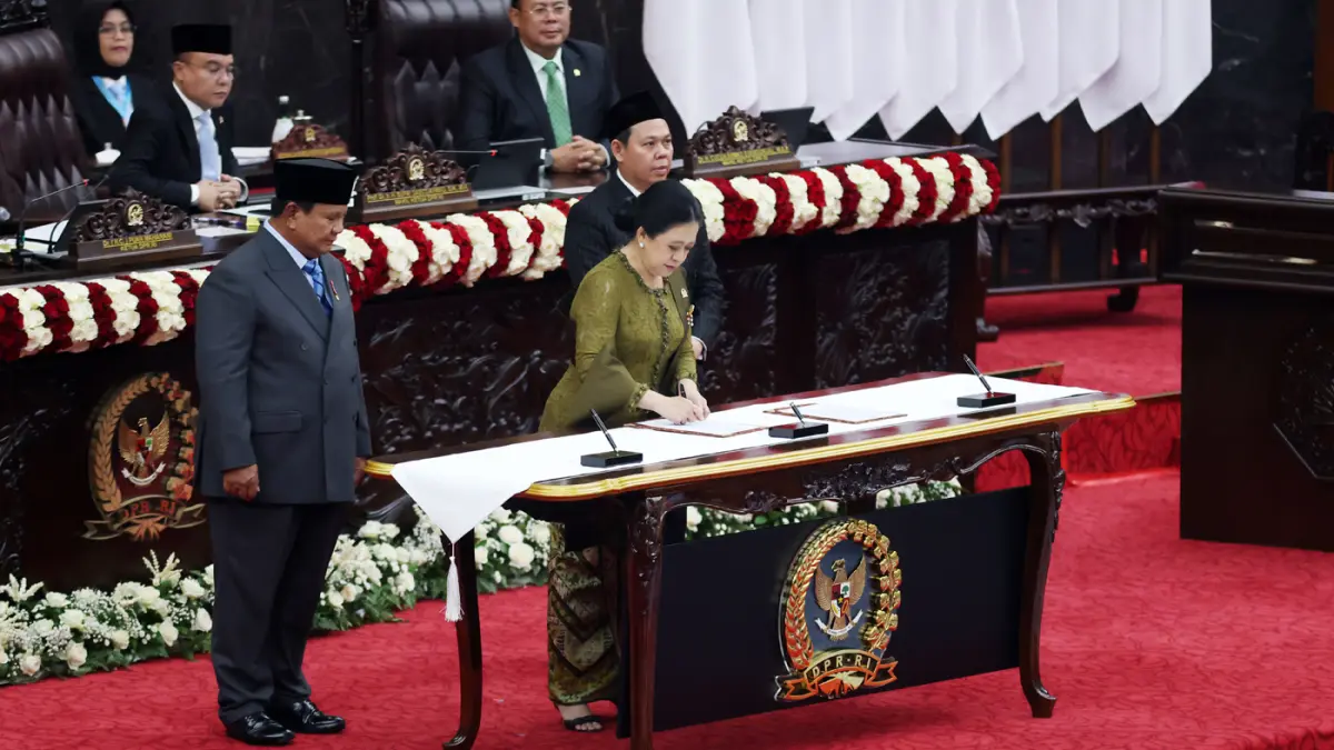 Presiden Prabowo Subianto (kiri) bersama Ketua DPR Puan Maharani (tengah) dan Ketua DPD Sultan Bachtiar Najamudin menunjukkan dokumen pengantar RUU tentang APBN Tahun Anggaran 2027 beserta Nota Keuangan dalam Rapat Paripurna Pembukaan Masa Persidangan I D