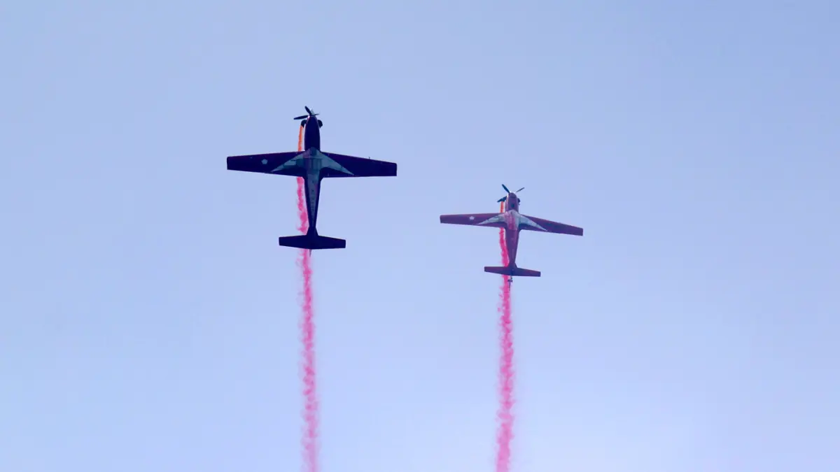 Pesawat KT-1 Wong Bee yang tergabung dalam Jupiter Aerobatic Team (JAT) TNI AU menampilkan atraksi aerobatik saat upacara Peringatan Detik-Detik Proklamasi Kemerdekaan ke-81 Republik Indonesia di Monumen Nasional, Jakarta, Senin (17/8/2026). (Dery Ridwans
