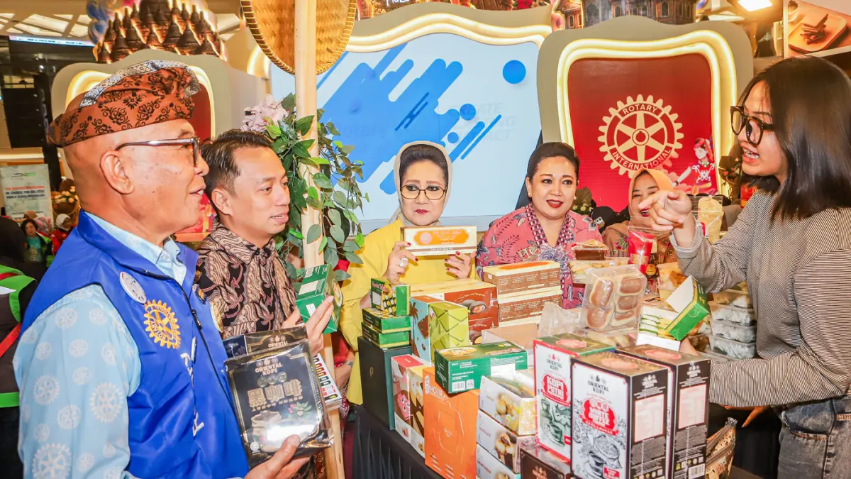 (dari kiri) District Governor Rotary 3420 I Wayan Adnyana, Dian Mukti Wicaksono, Deputy District Governor Jawa Timur Yetty Sutan Siregar, dan Febri Dipokusumo mengunjungi stan-stan di Serambi Nusantara, Tunjungan Plaza Surabaya, Sabtu (16/8). (Riana Setia