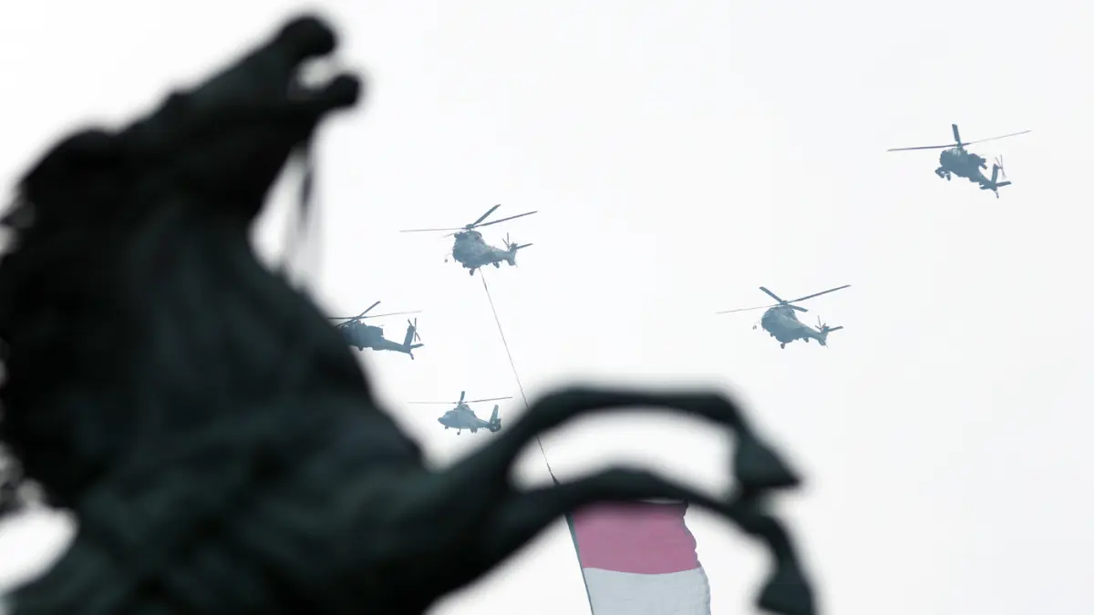 Sejumlah helikopter gabungan TNI dan Polri melakukan formasi dengan membawa bendera Merah Putih raksasa saat upacara Peringatan Detik-Detik Proklamasi Kemerdekaan ke-81 Republik Indonesia di Monumen Nasional, Jakarta, Senin (17/8/2026). (Dery Ridwansah/ J