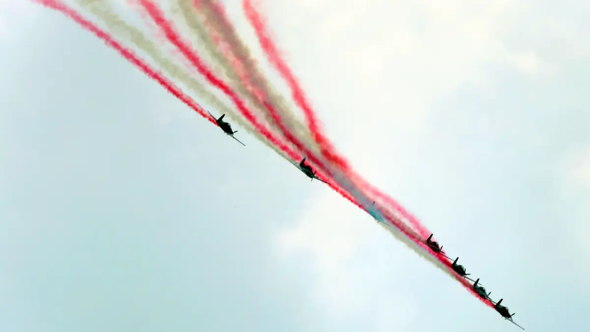 Pesawat KT-1 Wong Bee yang tergabung dalam Jupiter Aerobatic Team (JAT) TNI AU menampilkan atraksi aerobatik saat upacara Peringatan Detik-Detik Proklamasi Kemerdekaan ke-81 Republik Indonesia di Monumen Nasional, Jakarta, Senin (17/8/2026). (Dery Ridwans