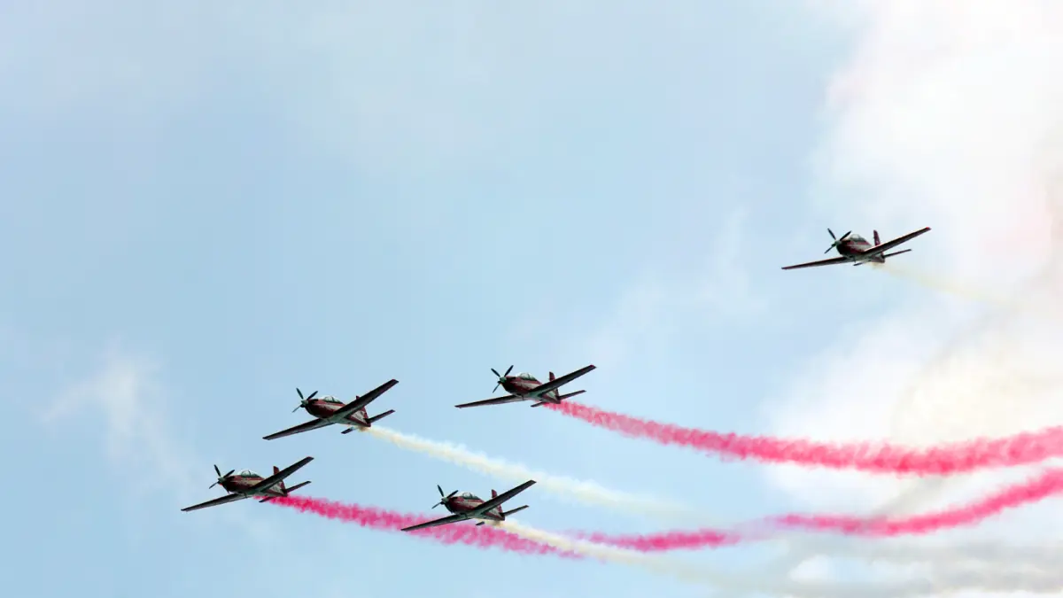 Pesawat KT-1 Wong Bee yang tergabung dalam Jupiter Aerobatic Team (JAT) TNI AU menampilkan atraksi aerobatik saat upacara Peringatan Detik-Detik Proklamasi Kemerdekaan ke-81 Republik Indonesia di Monumen Nasional, Jakarta, Senin (17/8/2026). (Dery Ridwans