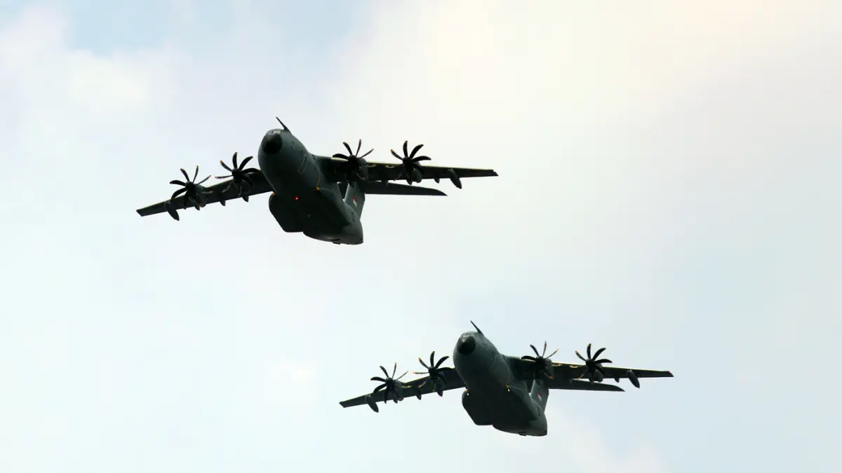 Dua pesawat angkut A400M membentuk formasi saat upacara Peringatan Detik-Detik Proklamasi Kemerdekaan ke-81 Republik Indonesia di Monumen Nasional, Jakarta, Senin (17/8/2026). (Dery Ridwansah/ JawaPos.com)