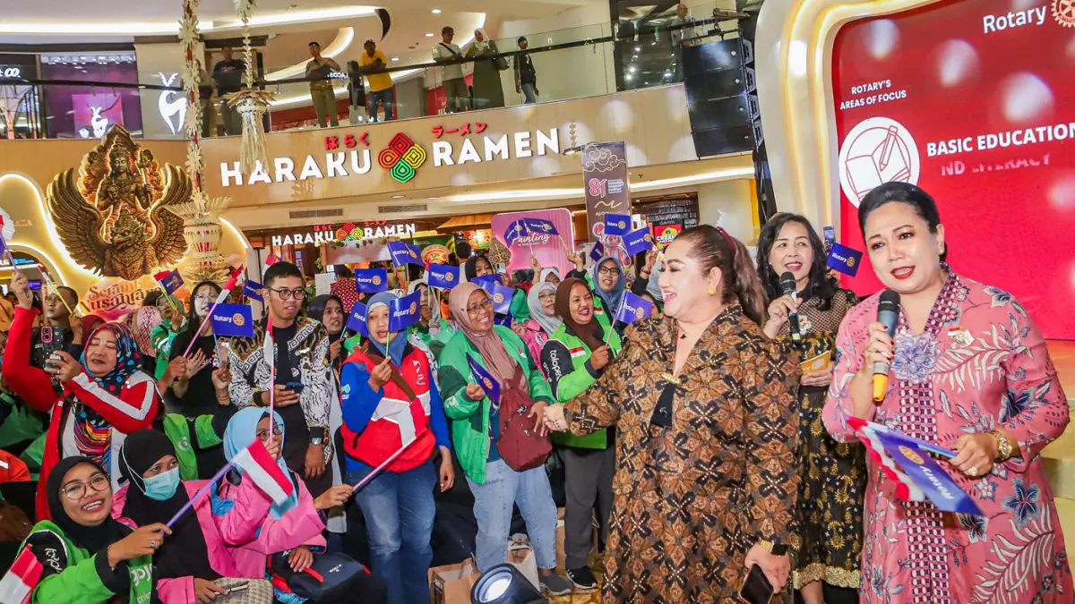 Febri Dipokusumo memandu sesi pelatihan personality untuk pengemudi ojek online perempuan di ajang Serambi Nusantara Empowering Youth & Women di Tunjungan Plaza, Sabtu (16/8). (Riana Setiawan/Jawa Pos)