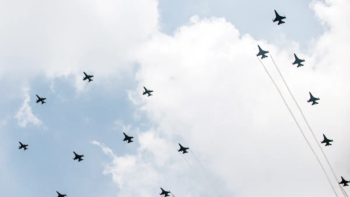 Formasi pesawat tempur TNI AU F-16 dan T50i Golden Eagle membentu formasi angka 81 saat flypass dalam rangka HUT ke-81 RI di Monas, Jakarta, Senin (17/08/2026). (Dery Ridwansah/ JawaPos.com)