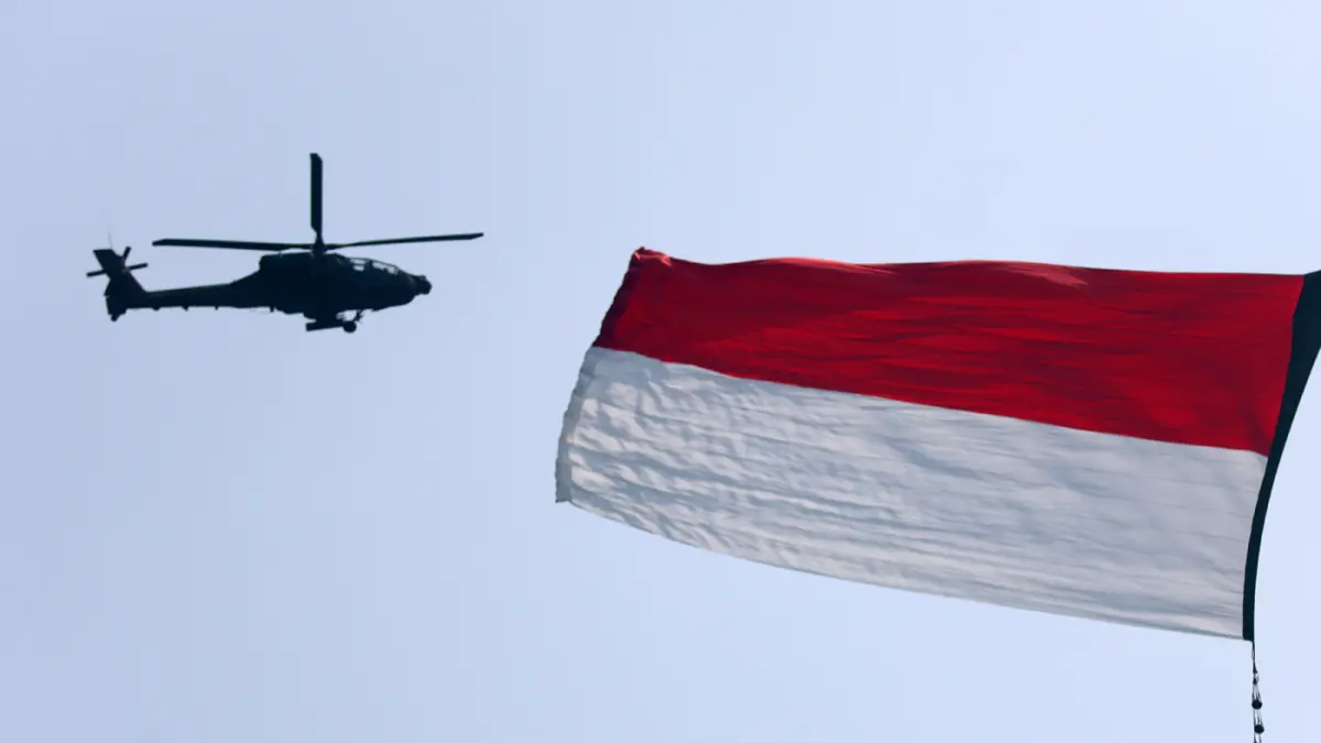 helikopter TNI melakukan formasi dengan membawa bendera Merah Putih raksasa saat upacara Peringatan Detik-Detik Proklamasi Kemerdekaan ke-81 Republik Indonesia di Monumen Nasional, Jakarta, Senin (17/8/2026). (Dery Ridwansah/ JawaPos.com)