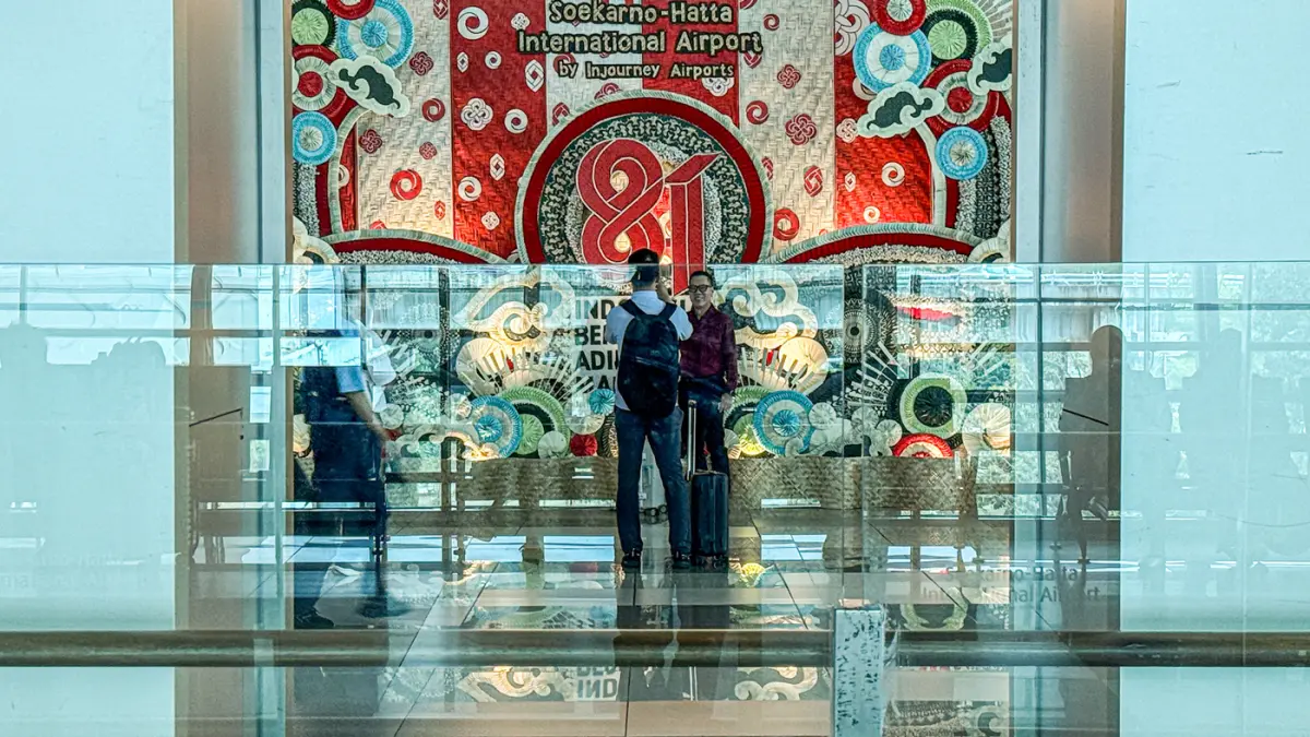 hiasan bertema kemerdekaan di Terminal 3, Bandara Soekarno-Hatta, Tangerang, Sabtu (15/08/2026). (Hanung Hambara/Jawa Pos)