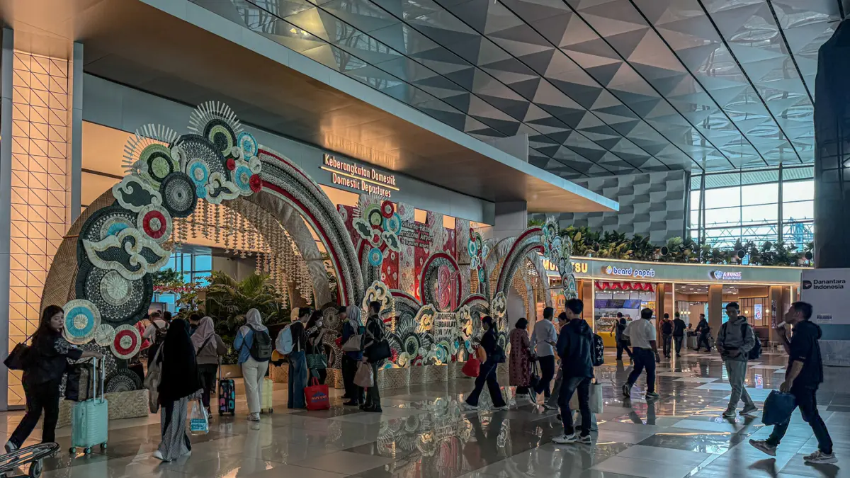 hiasan bertema kemerdekaan di Terminal 3, Bandara Soekarno-Hatta, Tangerang, Sabtu (15/08/2026). (Hanung Hambara/Jawa Pos)