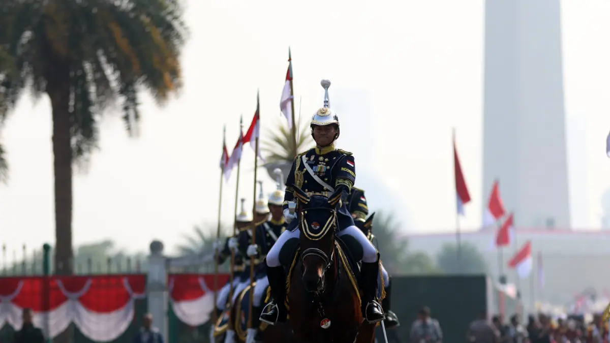 Iring-iringan kereta kencana Garuda Prabayaksa dari Monumen Nasional menuju Istana Merdeka dalam kirab Merah Putih di Jakarta, Senin (17/8/2026). (Dery Ridwansah/ JawaPos.com)
