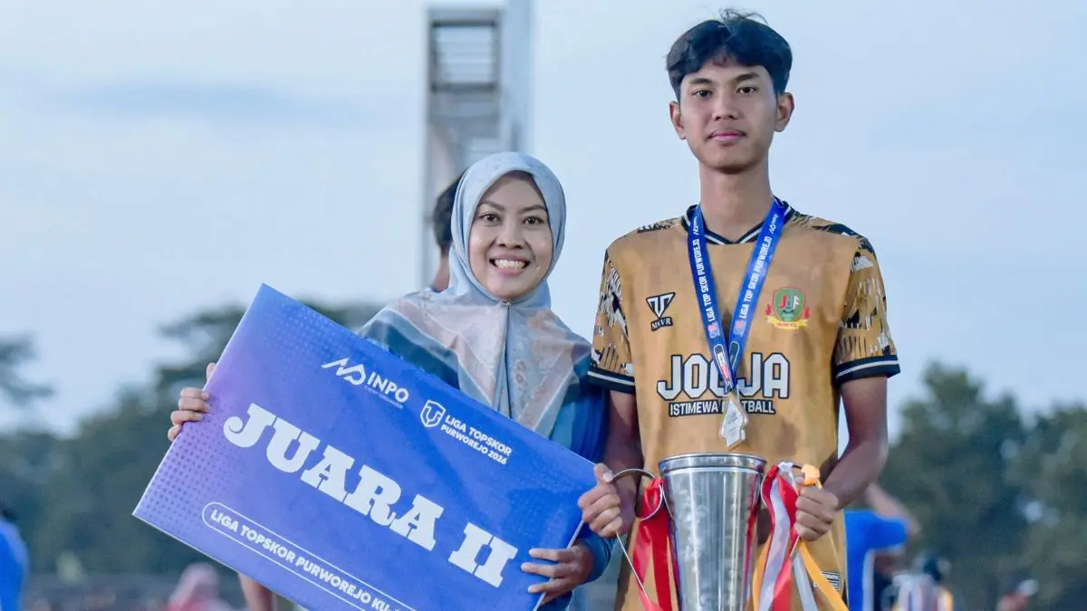 Linda Novaria Astrawinata mendampingi putranya, Mu’ammar Haikal Adabi Subekti, yang tergabung dalam tim Banteng D.I Yogyakarta di Soekarno Cup 2026. (Dok. Linda untuk JawaPos.com) - Image
