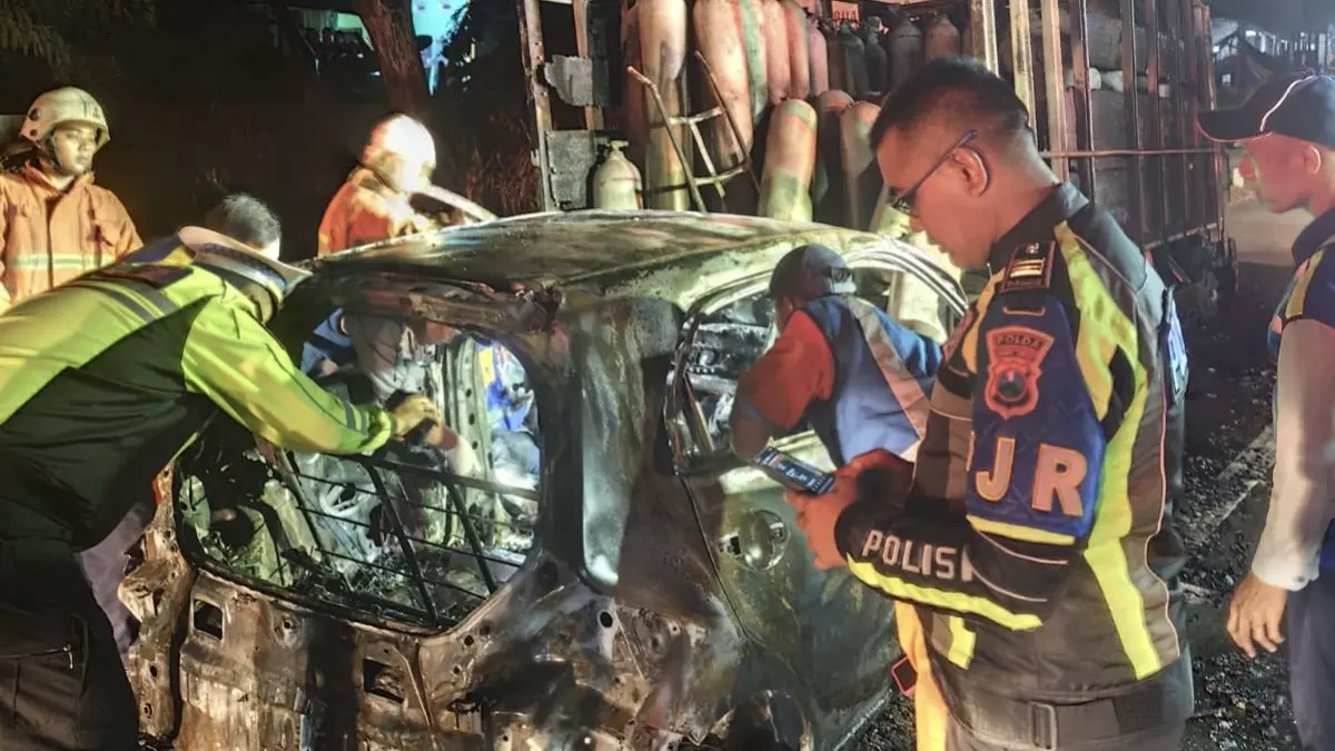 Mobil Brio hangus usai tabrak truk muatan gas di Tol Sumo. (PJR Ditlantas Polda Jatim) - Image
