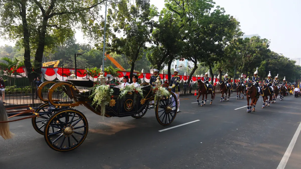 Paskibraka Duta Pancasila 2025 membawa bendera pusaka dan naskah Proklamasi di atas kereta kencana Garuda Prabayaksa dari Monumen Nasional menuju Istana Merdeka dalam kirab Merah Putih di Jakarta, Senin (17/8/2026). (Dery Ridwansah/ JawaPos.com)