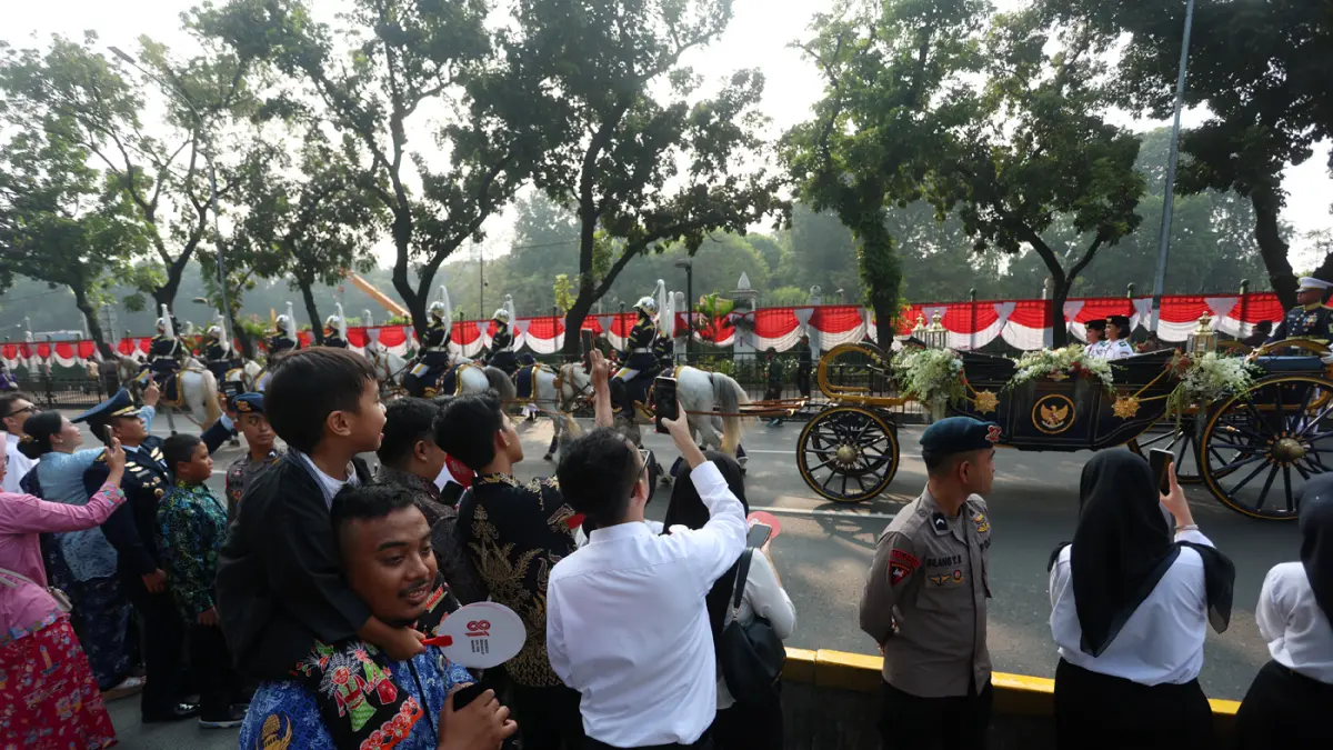 Paskibraka Duta Pancasila 2025 membawa bendera pusaka dan naskah Proklamasi di atas kereta kencana Garuda Prabayaksa dari Monumen Nasional menuju Istana Merdeka dalam kirab Merah Putih di Jakarta, Senin (17/8/2026). (Dery Ridwansah/ JawaPos.com)