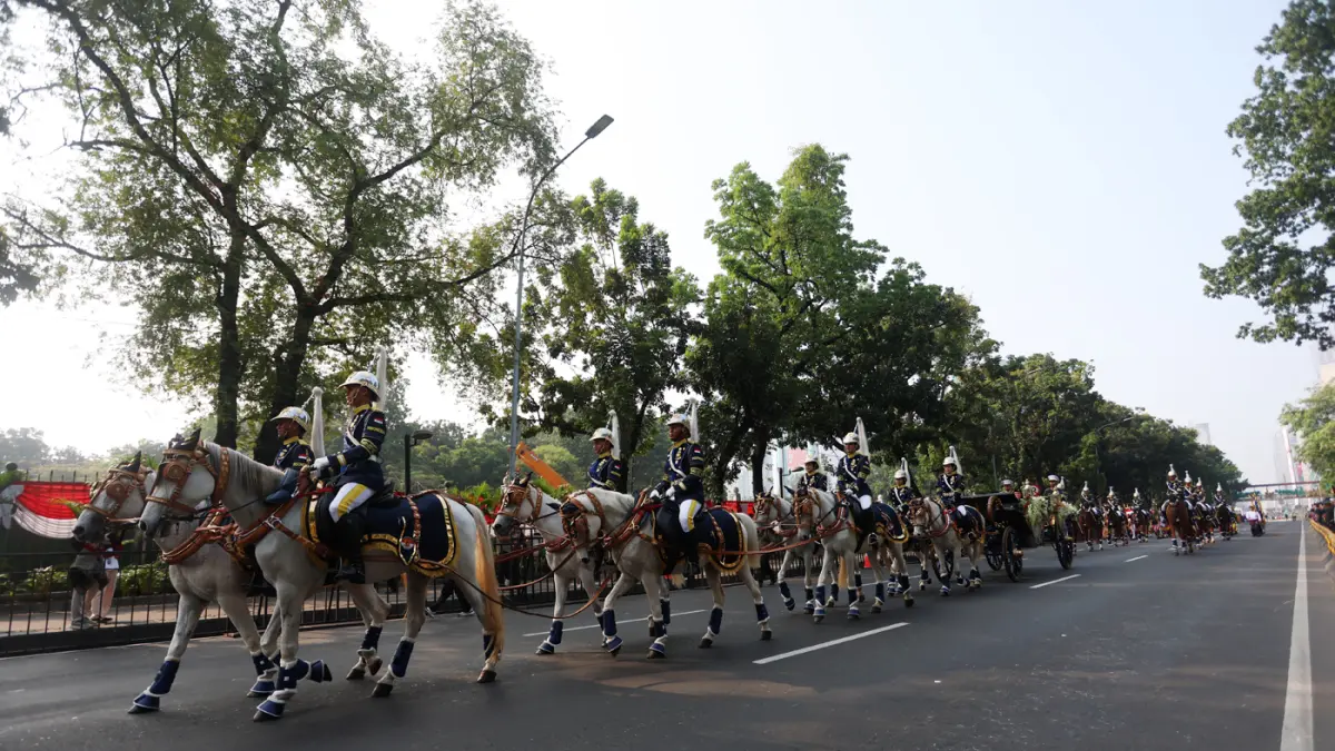 Paskibraka Duta Pancasila 2025 membawa bendera pusaka dan naskah Proklamasi di atas kereta kencana Garuda Prabayaksa dari Monumen Nasional menuju Istana Merdeka dalam kirab Merah Putih di Jakarta, Senin (17/8/2026). (Dery Ridwansah/ JawaPos.com)