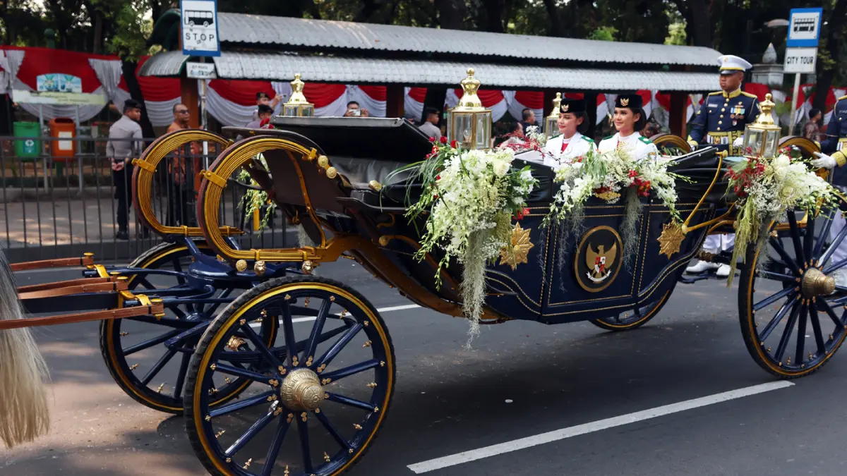 Paskibraka Duta Pancasila 2025 membawa bendera pusaka dan naskah Proklamasi di atas kereta kencana Garuda Prabayaksa dari Monumen Nasional menuju Istana Merdeka dalam kirab Merah Putih di Jakarta, Senin (17/8/2026). (Dery Ridwansah/ JawaPos.com)