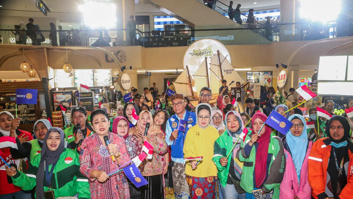 Pengemudi ojek online perempuan berfoto bersama jajaran Rotary Club di ajang Serambi Nusantara Empowering Youth & Women di Tunjungan Plaza, Sabtu (16/8). (Riana Setiawan/Jawa Pos)
