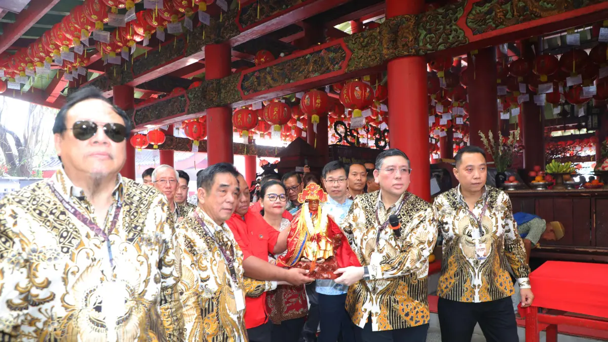 Pengurus Klenteng Sam Poo Kong saat mengarak Kimsin,Kota Semarang, Jawa Tengah, Sabtu (15/8/2026).