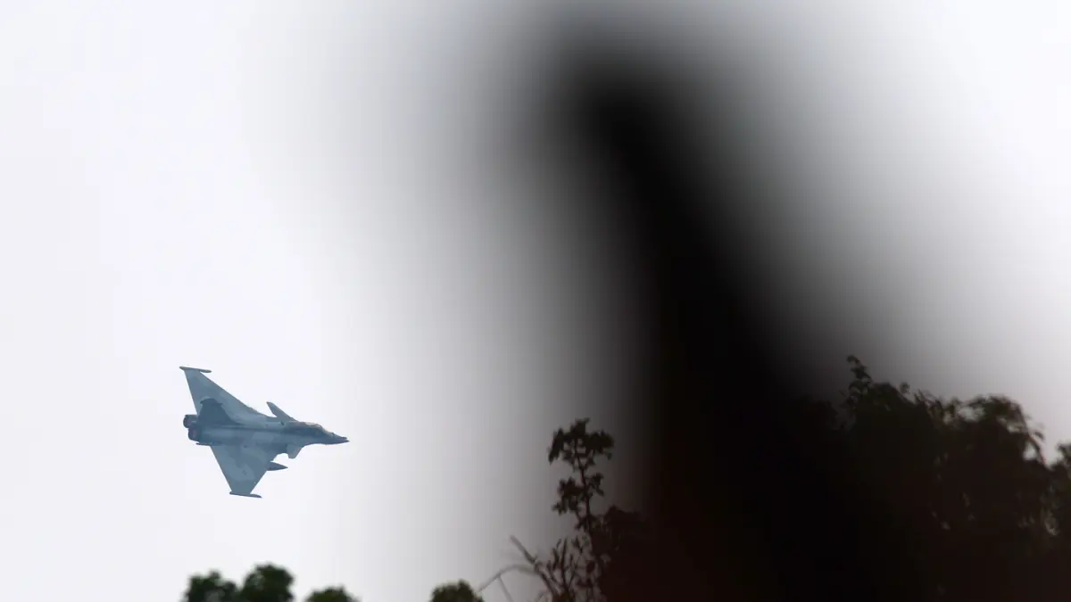 Pesawat tempur Rafale dari TNI AU membentuk formasi saat upacara Peringatan Detik-Detik Proklamasi Kemerdekaan ke-81 Republik Indonesia di Monumen Nasional, Jakarta, Senin (17/8/2026). (Dery Ridwansah/ JawaPos.com)