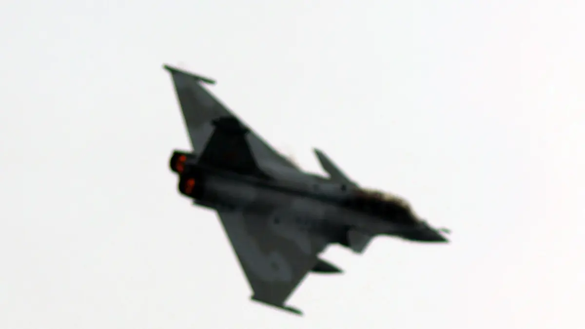 Pesawat tempur Rafale dari TNI AU membentuk formasi saat upacara Peringatan Detik-Detik Proklamasi Kemerdekaan ke-81 Republik Indonesia di Monumen Nasional, Jakarta, Senin (17/8/2026). (Dery Ridwansah/ JawaPos.com)