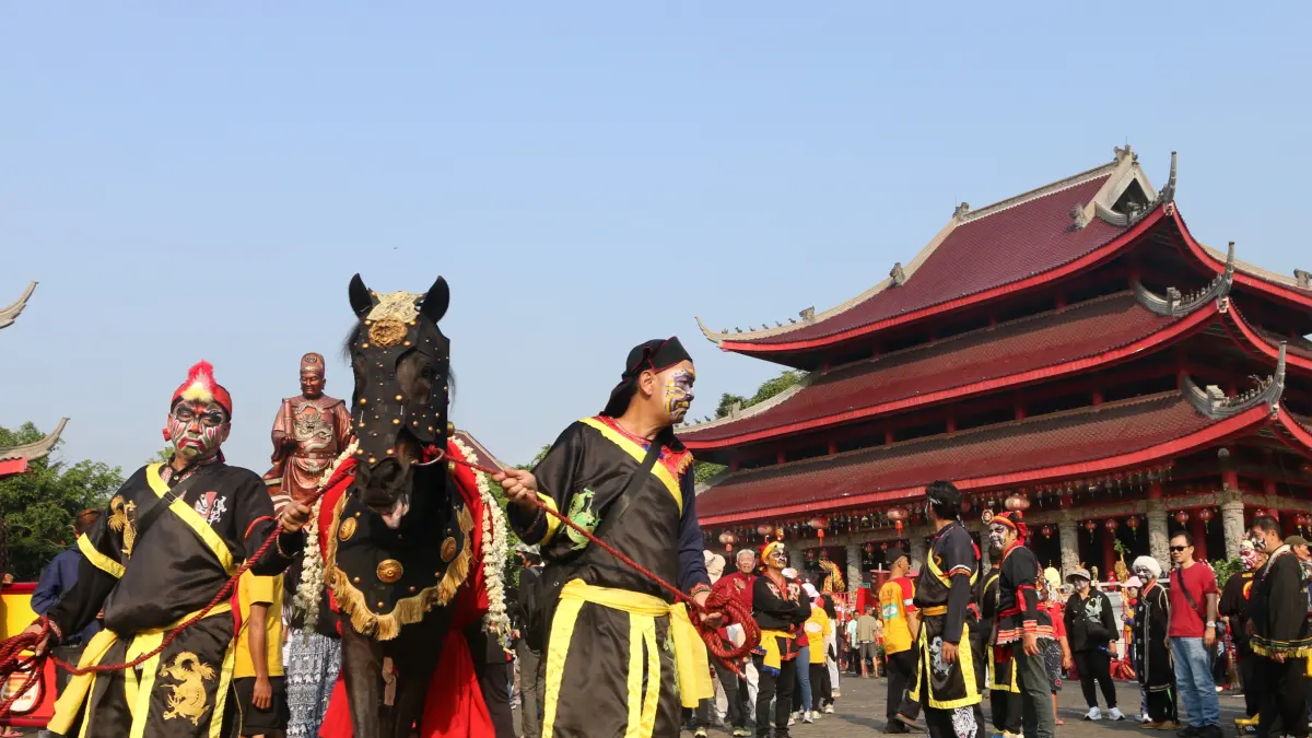 Peserta kirab berkostum Bhe Kun (pengawal kuda) berjalan menuju Klenteng Sam Poo Kong pada Festival Arak-arakan Cheng Ho 2026 di di Klenteng Sam Poo Kong, Semarang, Jawa Tengah, Sabtu (15/8/2026)