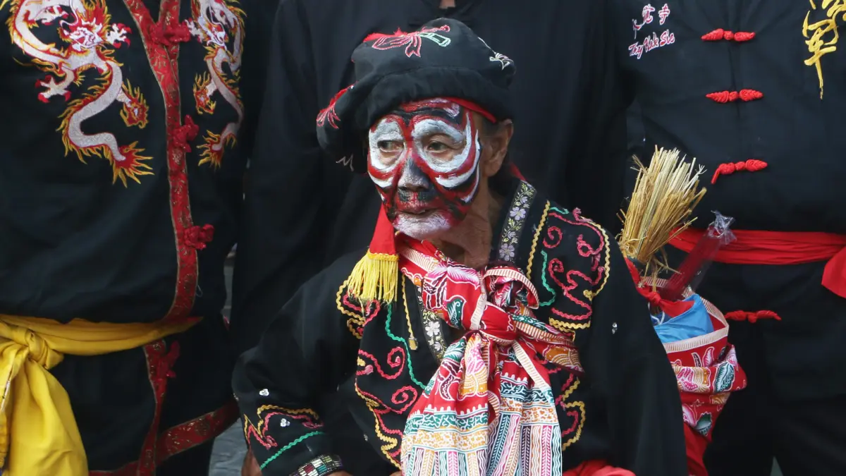 Peserta kirab berkostum Bhe Kun (pengawal kuda) mengikuti Festival Arak-arakan Cheng Ho 2026 di Klenteng Sam Poo Kong, Semarang, Jawa Tengah, Sabtu (15/8/2026)