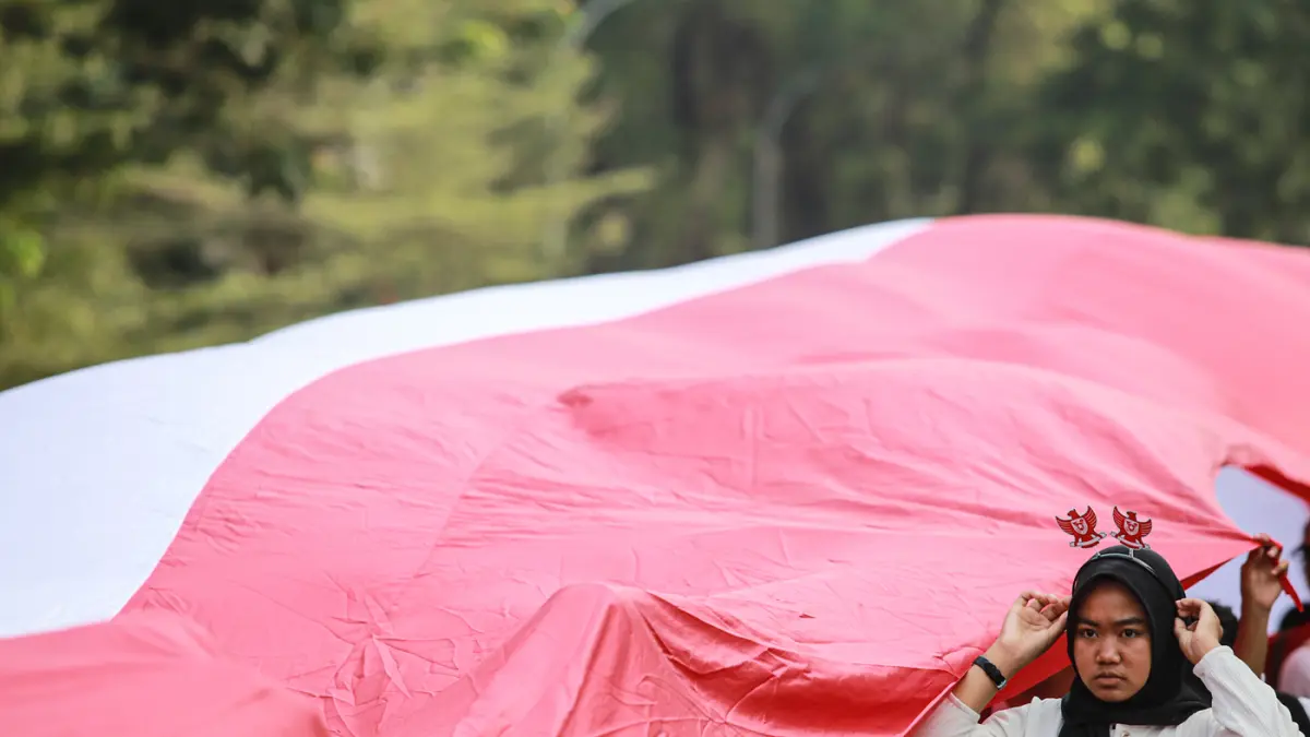 Peserta mengikuti kirab bendera merah putih di Kota Tangerang, Minggu (16/08/2026). (Hanung Hambara/Jawa Pos)