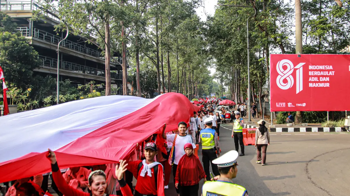 Peserta mengikuti kirab bendera merah putih di Kota Tangerang, Minggu (16/08/2026). (Hanung Hambara/Jawa Pos)