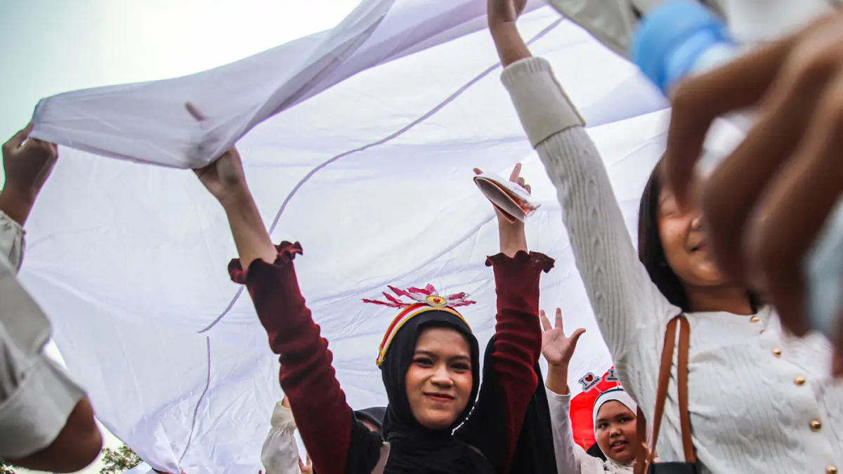 Peserta mengikuti kirab bendera merah putih di Kota Tangerang, Minggu (16/08/2026). (Hanung Hambara/Jawa Pos)