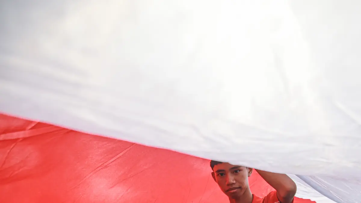 Peserta mengikuti kirab bendera merah putih di Kota Tangerang, Minggu (16/08/2026). (Hanung Hambara/Jawa Pos)