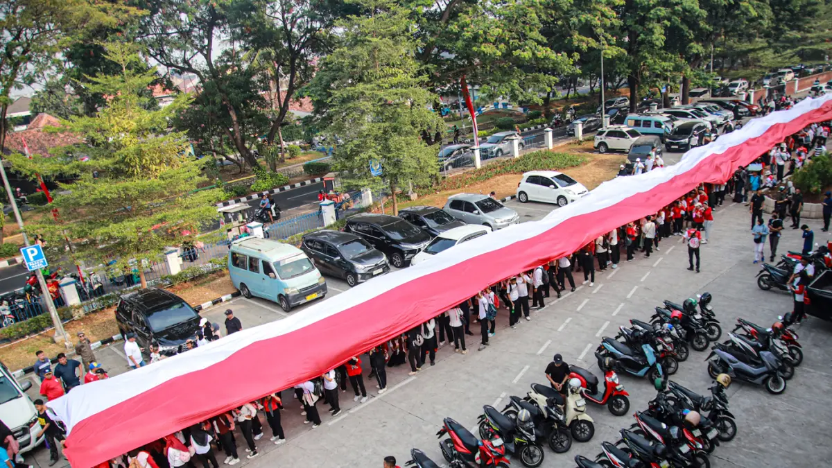 Peserta mengikuti kirab bendera merah putih di Kota Tangerang, Minggu (16/08/2026). (Hanung Hambara/Jawa Pos)