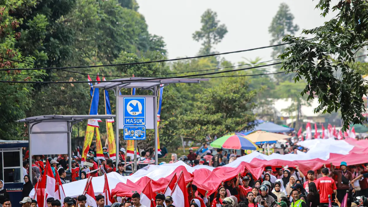 Peserta mengikuti kirab bendera merah putih di Kota Tangerang, Minggu (16/08/2026). (Hanung Hambara/Jawa Pos)