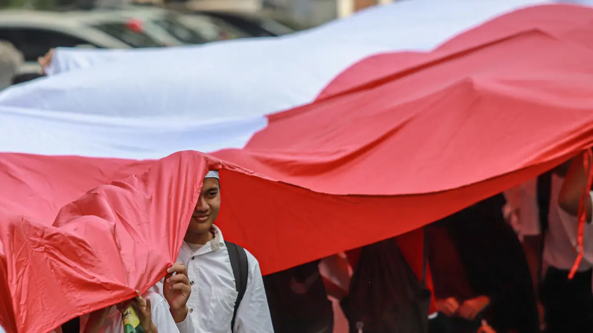 Peserta mengikuti kirab bendera merah putih di Kota Tangerang, Minggu (16/08/2026). (Hanung Hambara/Jawa Pos)