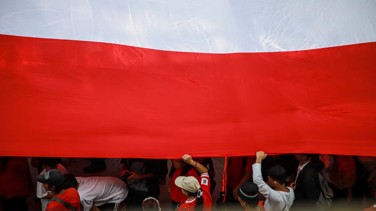 Peserta mengikuti kirab bendera merah putih di Kota Tangerang, Minggu (16/08/2026). (Hanung Hambara/Jawa Pos)