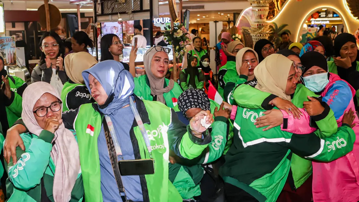 Peserta pengemudi ojek online perempuan mengikuti sesi pelatihan personality untuk pengemudi ojek online perempuan di ajang Serambi Nusantara Empowering Youth & Women di Tunjungan Plaza, Sabtu (16/8). (Riana Setiawan/Jawa Pos)