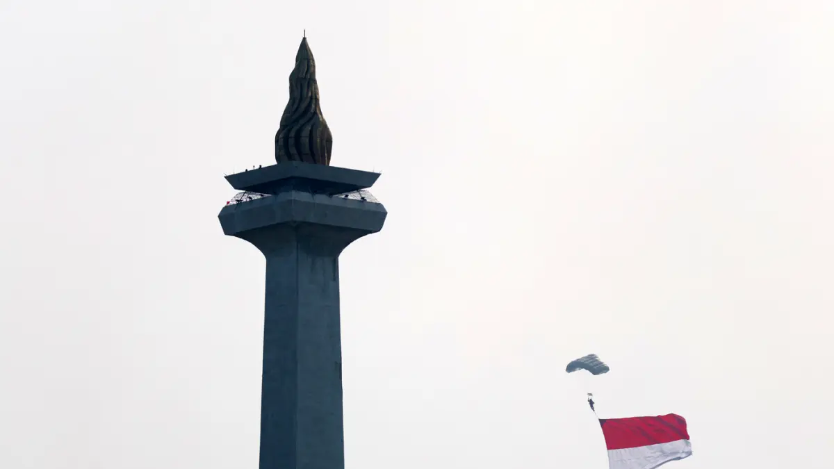Prajurit Komando Pasukan Khusus (Kopassus) TNI AD melakukan aksi terjun payung sebelum Upacara Peringatan Detik-Detik Proklamasi Kemerdekaan ke-81 Republik Indonesia di kawasan Monumen Nasional, Jakarta, Senin (17/8/2026). (Dery Ridwansah/ JawaPos.com)