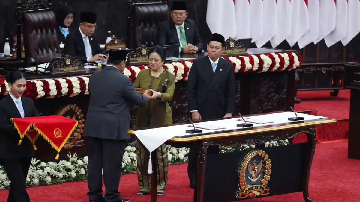 Presiden Prabowo Subianto (kiri) bersama Ketua DPR Puan Maharani (tengah) dan Ketua DPD Sultan Bachtiar Najamudin menunjukkan dokumen pengantar RUU tentang APBN Tahun Anggaran 2027 beserta Nota Keuangan dalam Rapat Paripurna Pembukaan Masa Persidangan I D
