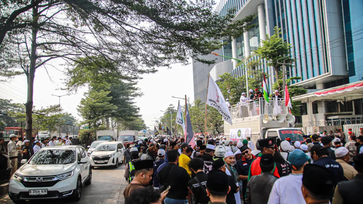 Sejumlah massa simpatisan Front Persaudaraan Islam (FPI) bersama ormas lain menggelar aksi unjuk rasa di depan Gedung OT Building, Cengkareng, Jakarta, Jumat (14/8/2026). (Hanung Hambara/Jawa Pos)