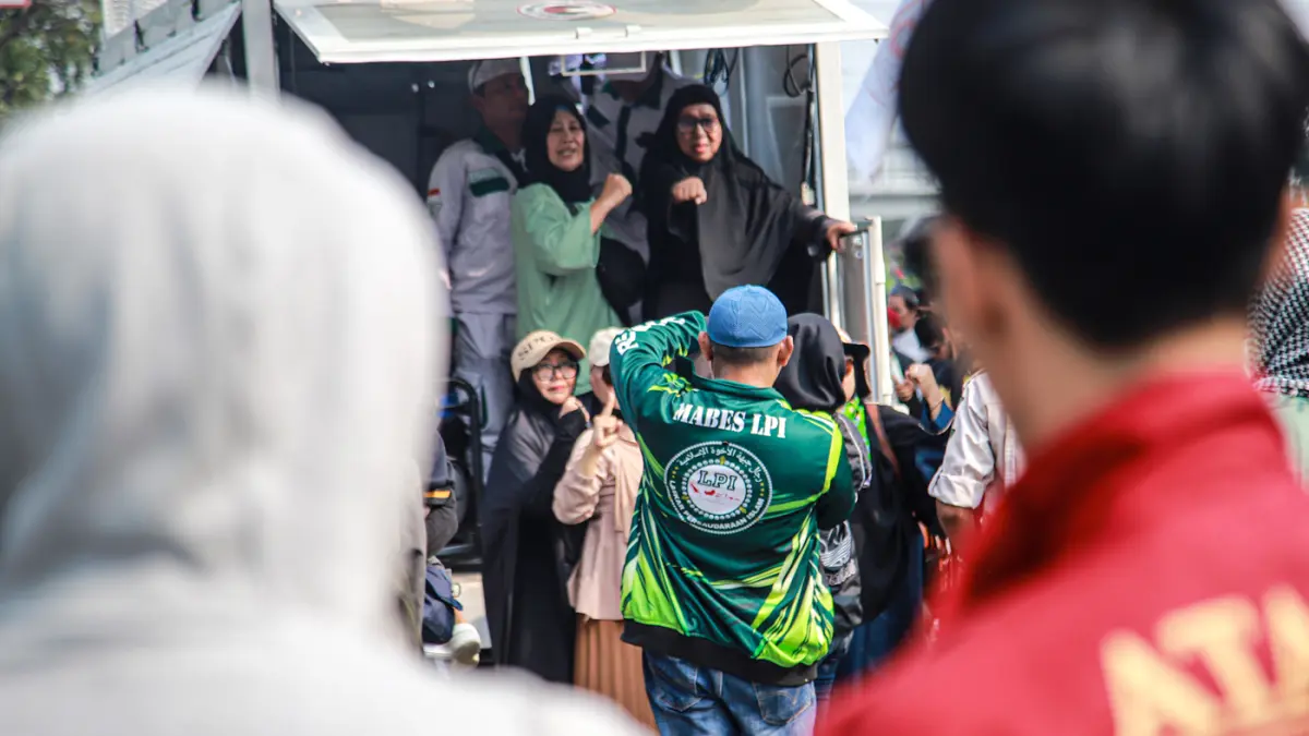 Sejumlah massa simpatisan Front Persaudaraan Islam (FPI) bersama ormas lain menggelar aksi unjuk rasa di depan Gedung OT Building, Cengkareng, Jakarta, Jumat (14/8/2026). (Hanung Hambara/Jawa Pos)
