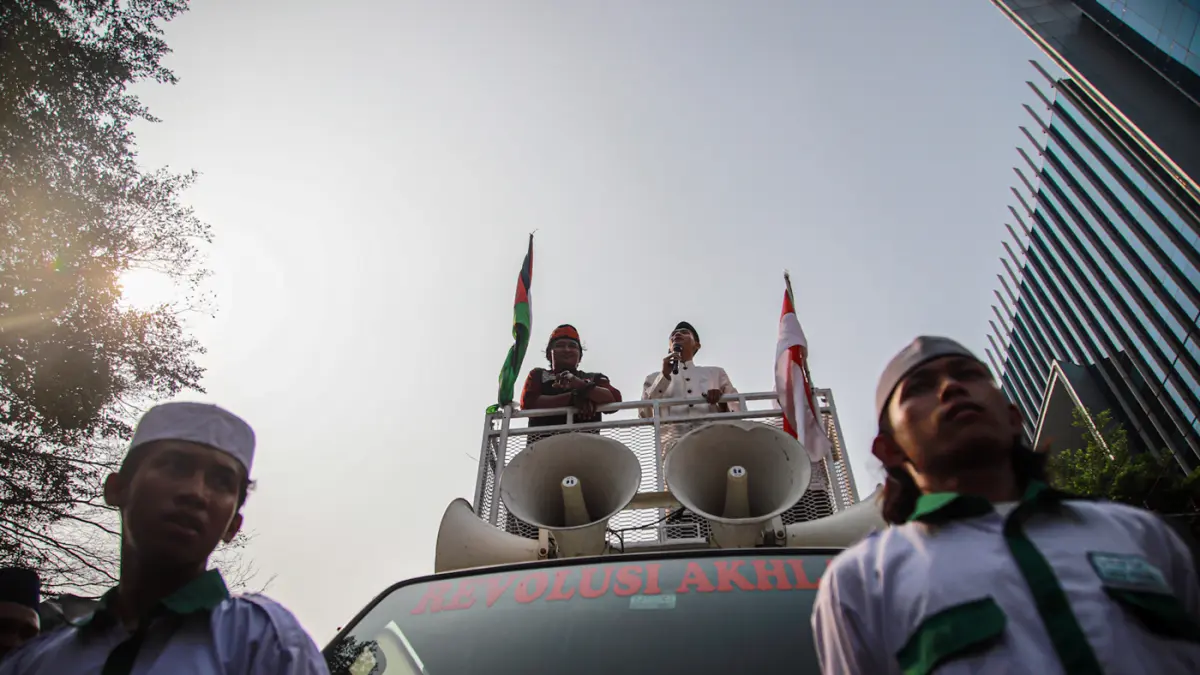Sejumlah massa simpatisan Front Persaudaraan Islam (FPI) bersama ormas lain menggelar aksi unjuk rasa di depan Gedung OT Building, Cengkareng, Jakarta, Jumat (14/8/2026). (Hanung Hambara/Jawa Pos)