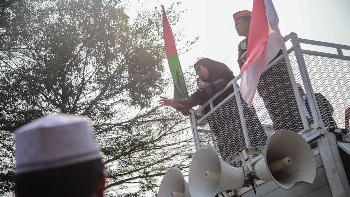 Sejumlah massa simpatisan Front Persaudaraan Islam (FPI) bersama ormas lain menggelar aksi unjuk rasa di depan Gedung OT Building, Cengkareng, Jakarta, Jumat (14/8/2026). (Hanung Hambara/Jawa Pos)