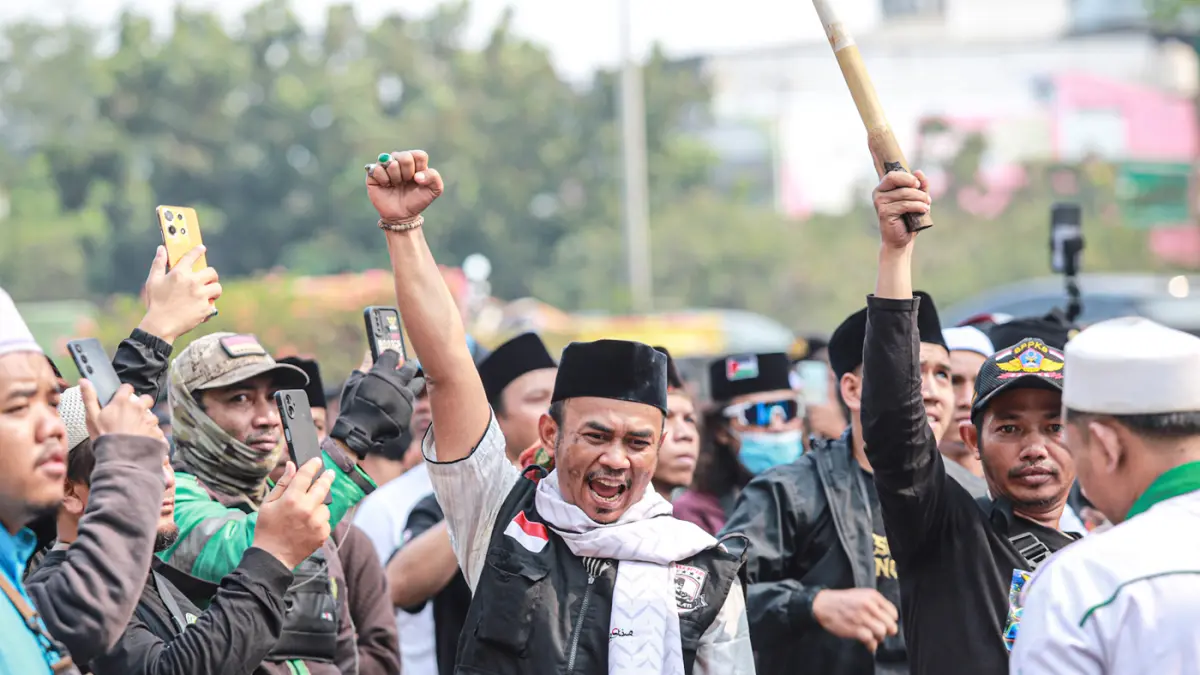 Sejumlah massa simpatisan Front Persaudaraan Islam (FPI) bersama ormas lain menggelar aksi unjuk rasa di depan Gedung OT Building, Cengkareng, Jakarta, Jumat (14/8/2026). (Hanung Hambara/Jawa Pos)