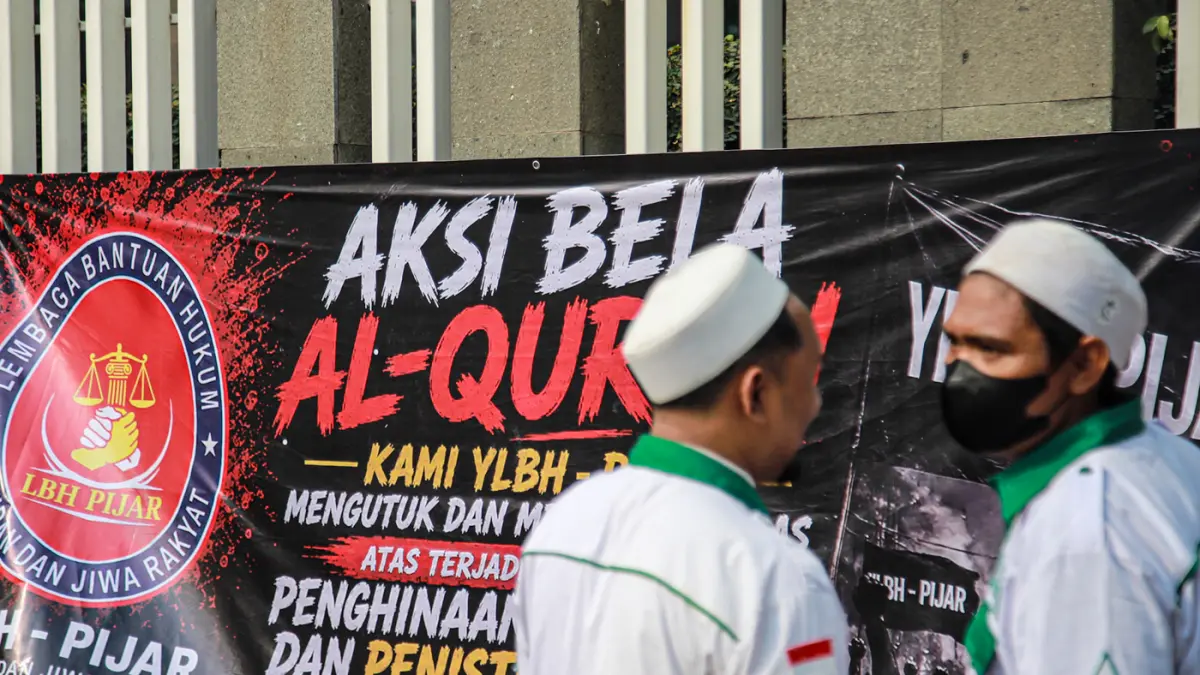 Sejumlah massa simpatisan Front Persaudaraan Islam (FPI) bersama ormas lain menggelar aksi unjuk rasa di depan Gedung OT Building, Cengkareng, Jakarta, Jumat (14/8/2026). (Hanung Hambara/Jawa Pos)