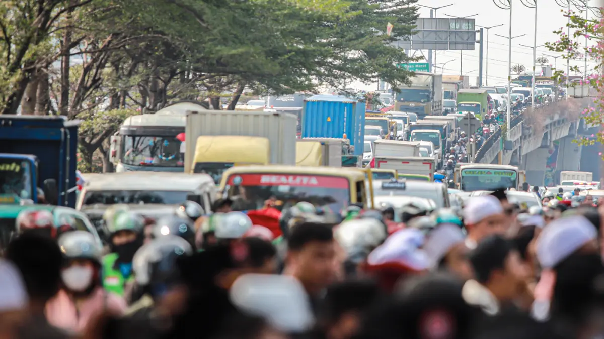 Sejumlah massa simpatisan Front Persaudaraan Islam (FPI) bersama ormas lain menggelar aksi unjuk rasa di depan Gedung OT Building, Cengkareng, Jakarta, Jumat (14/8/2026). (Hanung Hambara/Jawa Pos)