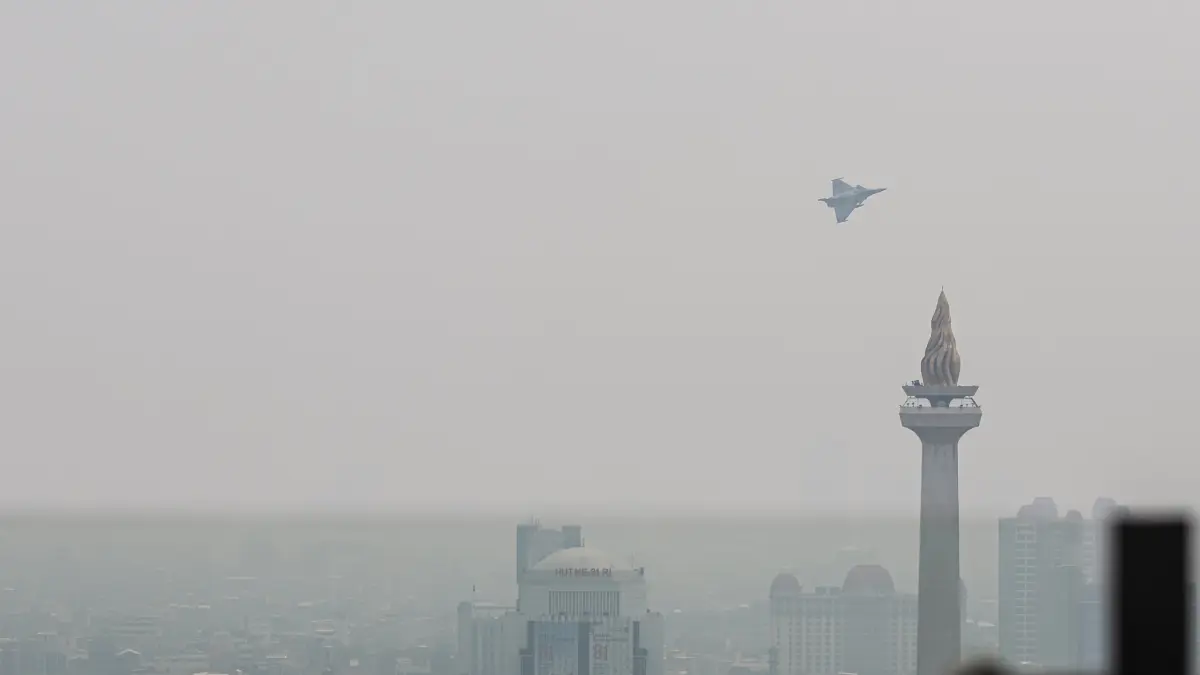 Sejumlah pesawat tempur melakukan gladi bersih jelang peringatan HUT ke-81 RI di Monas, Jakarta, Sabtu (15/08/2026). (Hanung Hambara/Jawa Pos)