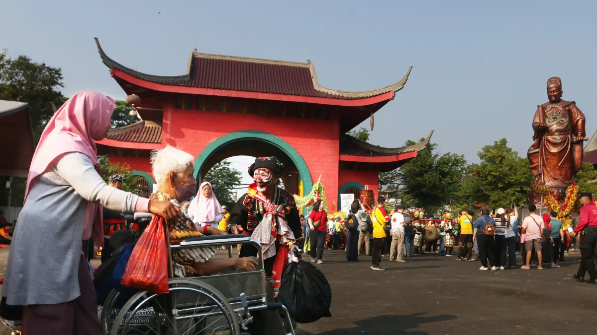 Sejumlah peserta kirab berkostum Bhe Kun (pengawal kuda) mengikuti Festival Arak-arakan Cheng Ho 2026 di Klenteng Sam Poo Kong, Semarang, Jawa Tengah, Sabtu (15/8/2026).
