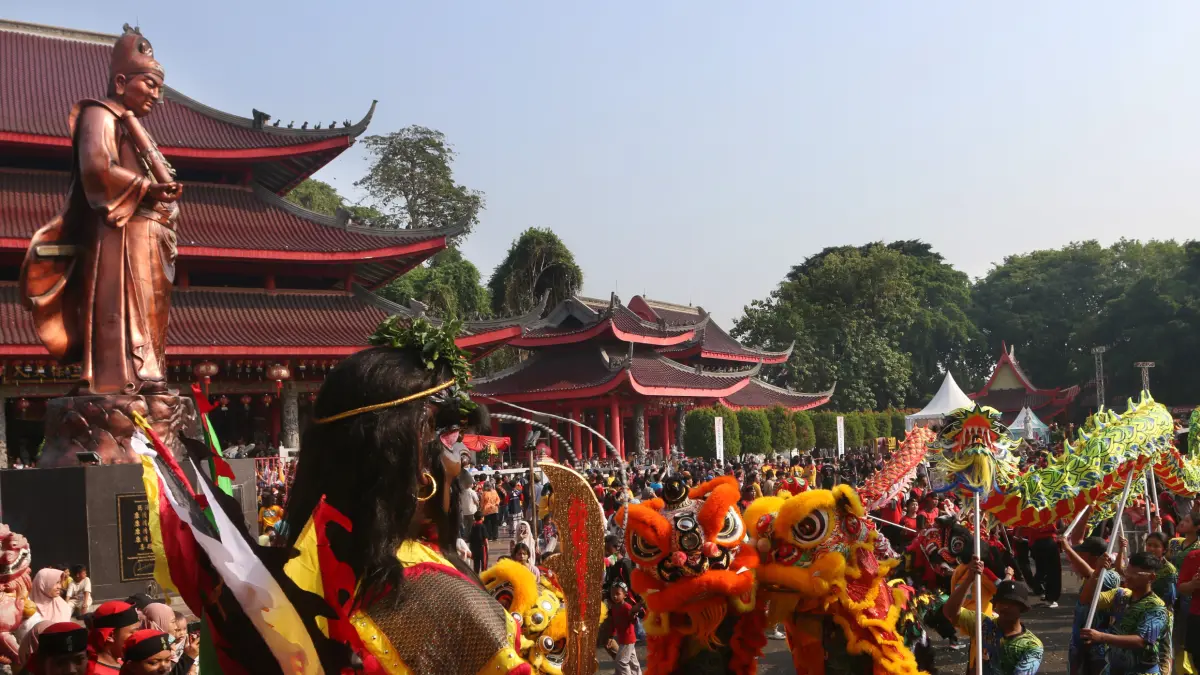 Sejumlah peserta menampilkan tari naga (Liang Liong) dan Barongsay pada Festival Arak-arakan Cheng Ho 2026 di Klenteng Sam Poo Kong, Semarang, Jawa Tengah, Sabtu (15/8/2026)