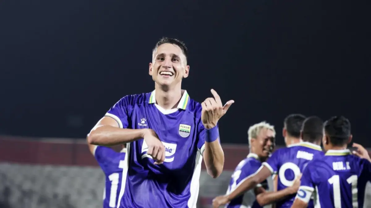 Selebrasi Luka Menalo saat cetak gol untuk Persib Bandung ke gawang Sabah FC. Simak jadwal Persib vs Bali United di Dewata Challenge Series 2026. Simak kick-off, siaran langsung Indosiar, dan live streaming Vidio. (Dok. Persib) - Image