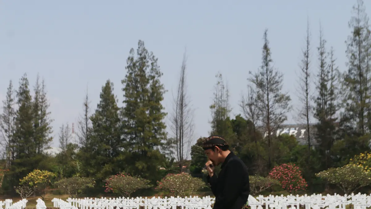 Warga larut di makam saat prosesi peringatan berakhirnya Perang Dunia II wilayah Asia di Ereveld Kalibanteng, Semarang, Jawa Tengah, Sabtu (15/8/2026).